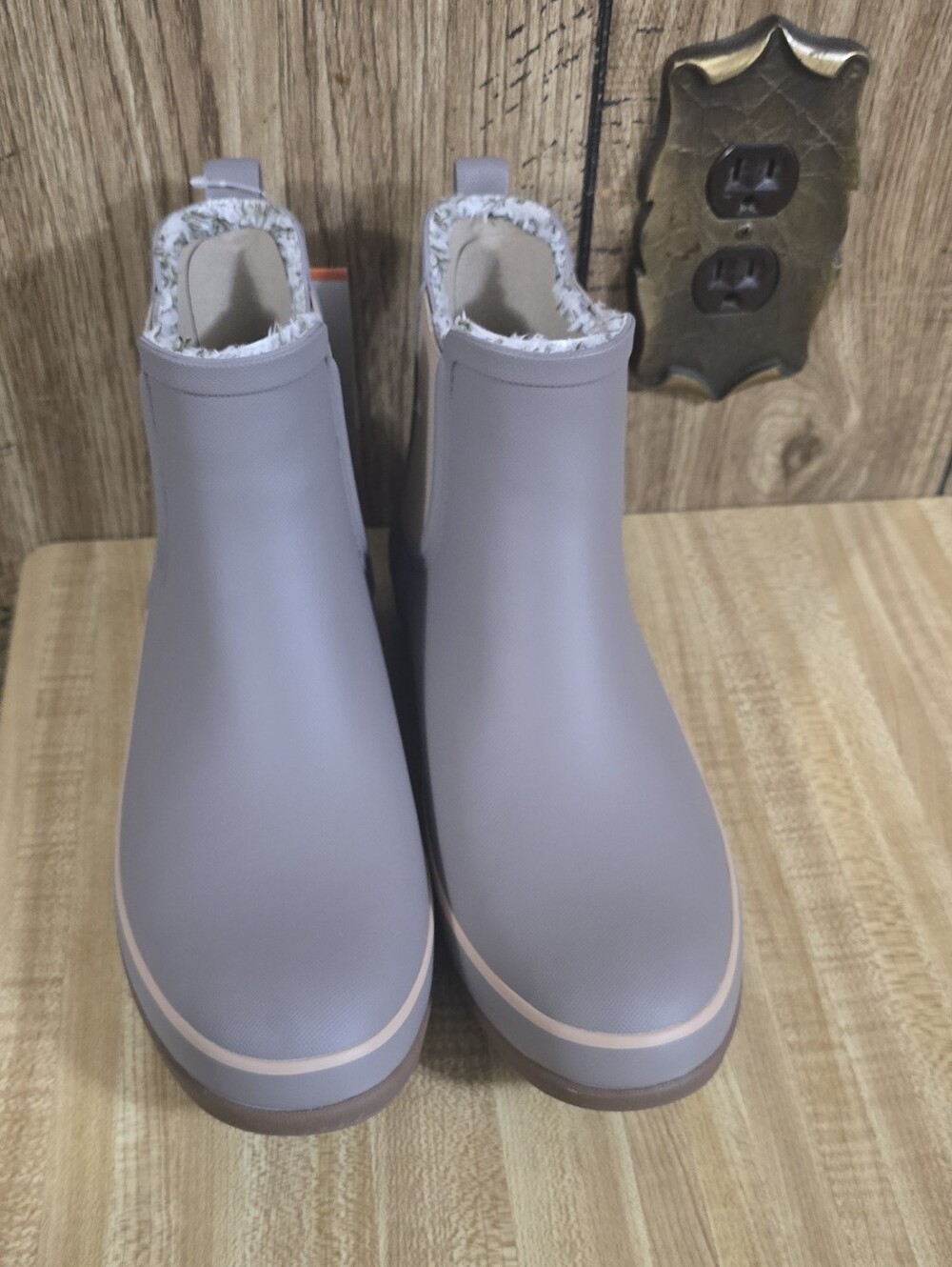 Bogs Size 10 Women's Waterproof Grey Ankle Rain Boots with Pink Trim Nwt